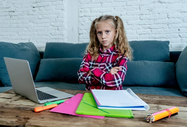 Bonito Doce Triste Sobrecarregado Cabelo Loiro Menina Escola Primária Olhando — Fotografia de Stock