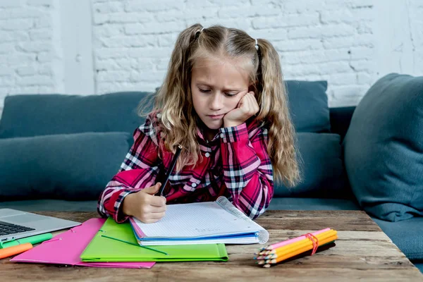 Étudiante Élémentaire Mignonne Sentant Triste Déroutante Tout Faisant Une Tâche — Photo