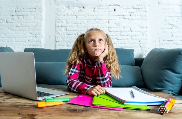 귀여운 그녀의 휴대용 퍼스널 컴퓨터 집에서 숙제와 어린이 개념에서 어려운 — 스톡 사진