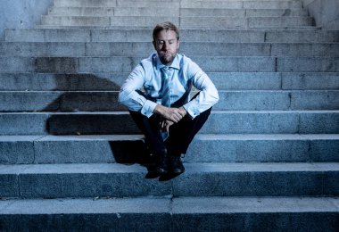 Genç iş adamı depresyon terk edilmiş zemin sokak Beton merdiven grunge aydınlatmada duygusal acı hüzün acı oturup ağlayarak kayıp ateş.