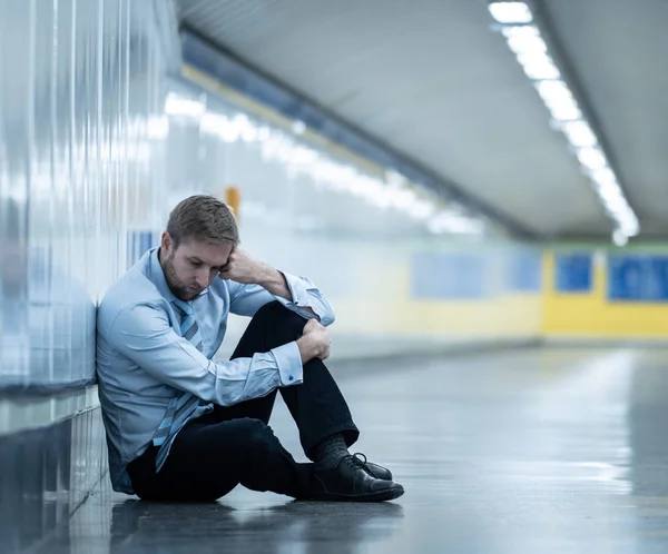 Jonge Werkloze Zakenman Lijden Depressie Zittend Grond Straat Ondergrondse Leunend — Stockfoto