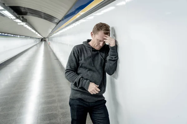 Eländiga Arbetslösa Ung Man Gråtande Narkoman Hemlösa Depression Stress Sitter — Stockfoto