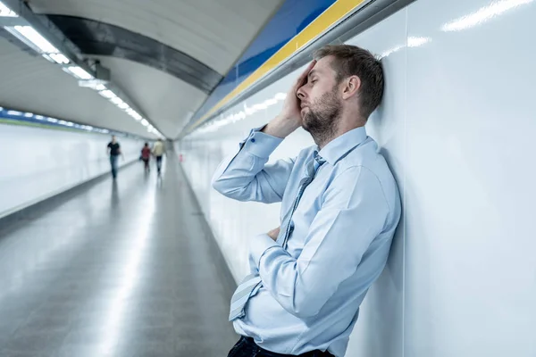 感情的な痛み悲しみとストレス ライフ スタイル仕事問題障害失業精神衛生およびうつ病におけるトンネル地下鉄で一人で座って深いうつ病の苦しみ絶望的な悲しい青年実業家 — ストック写真
