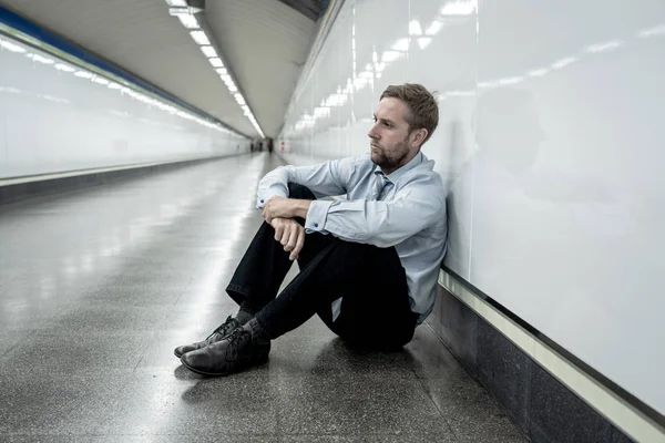 感情的な痛み悲しみとストレス ライフ スタイル仕事問題障害失業精神衛生およびうつ病におけるトンネル地下鉄で一人で座って深いうつ病の苦しみ絶望的な悲しい青年実業家 — ストック写真