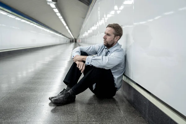 Desesperado Triste Jovem Empresário Sofrendo Dor Emocional Tristeza Depressão Profunda — Fotografia de Stock