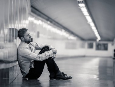 Genç işsiz iş adam oturan depresyon acı duvar yalnız duygusal acı ruh sağlığı işsizlik ve insan duyguları kavramı umutsuz seyir üzerinde Sokak Metro yaslanmış zemin.