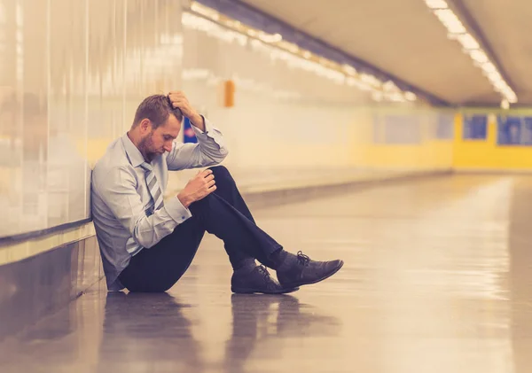 Jonge Werkloze Zakenman Lijden Depressie Zittend Grond Straat Ondergrondse Leunend — Stockfoto