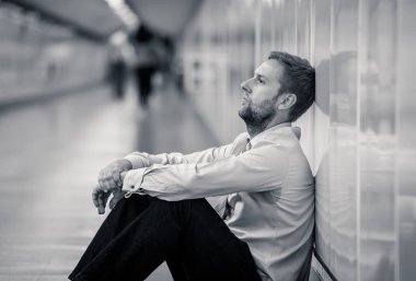 Genç işsiz iş adam oturan depresyon acı duvar yalnız duygusal acı ruh sağlığı işsizlik ve insan duyguları kavramı umutsuz seyir üzerinde Sokak Metro yaslanmış zemin.