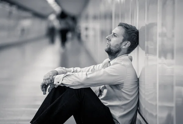 Genç Işsiz Adam Oturan Depresyon Acı Duvar Yalnız Duygusal Acı — Stok fotoğraf