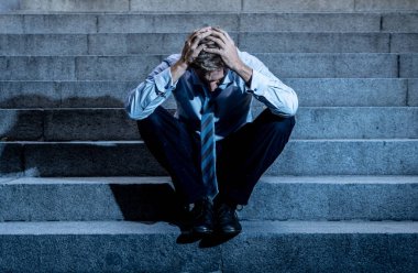 Genç iş adamı depresyon terk edilmiş zemin sokak Beton merdiven grunge aydınlatmada duygusal acı hüzün acı oturup ağlayarak kayıp ateş.