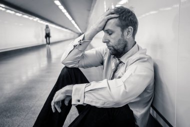 Umutsuz üzgün genç işadamı duygusal acı keder ve depresyon ve stres yaşam tarzı çalışma sorunları başarısızlık işsizlik ruh sağlığı tünel Metro tek başına oturan derin depresyon acı.
