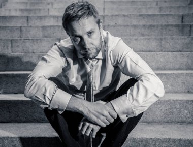 Genç iş adamı depresyon terk edilmiş zemin sokak Beton merdiven grunge aydınlatmada duygusal acı hüzün acı oturup ağlayarak kayıp ateş.
