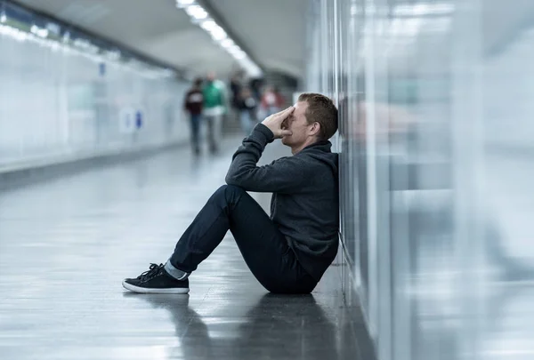 Jovem Desempregado Miserável Chorando Toxicodependente Sem Teto Depressão Estresse Sentado — Fotografia de Stock