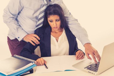 Varlık taciz iş yerinde, kadın hakları, cinsel taciz kavramı beyaz arka planda izole yerinde cinsel taciz ofiste patronu tarafından rahatsız korkmuş kadın.