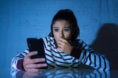 Korkmuş genç ya da genç kadın kurban Internet cyberbullying saplı ileti tarafından istismar gibi akıllı cep telefonu kullanarak.