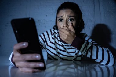 Korkmuş genç ya da genç kadın kurban Internet cyberbullying saplı ileti tarafından istismar gibi akıllı cep telefonu kullanarak.