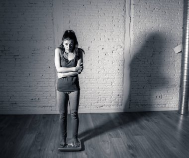Genç fit ve ince kadın vücut ağırlığı kendini şişman ve duygu depresif ve aksi taktirde diyet yeme bozukluğu ve diyet kavramı içinde umutsuz bulma ölçekte kontrol.