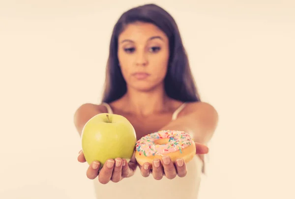 Hermosa Joven Tentada Por Tener Que Elegir Entre Manzana Donut — Foto de Stock