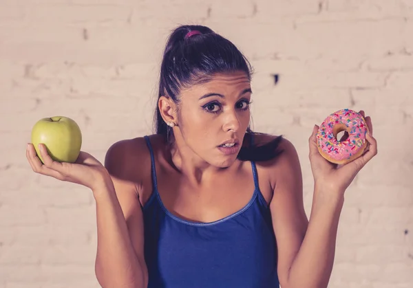 Mooie Jonge Vrouw Verleid Hebben Keuze Maken Tussen Apple Donut — Stockfoto