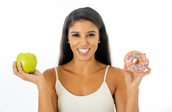 美丽快乐的年轻女子必须在苹果和甜甜圈之间做出选择 在健康的不健康食品 排毒饮食 卡路里和饮食概念 — 图库照片
