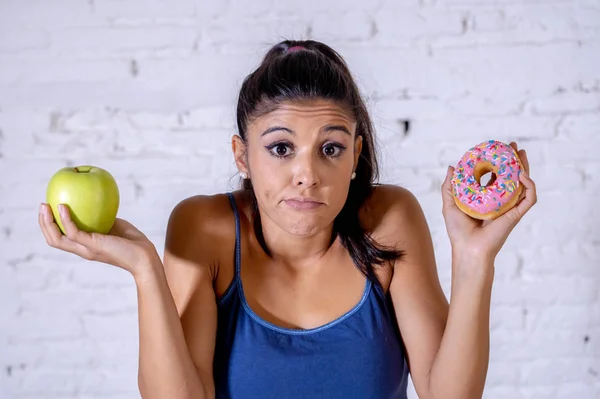 Schöne Junge Frau Versucht Die Wahl Zwischen Apfel Und Donut — Stockfoto