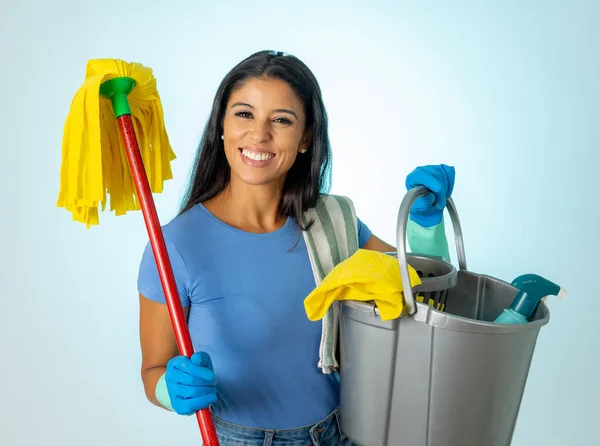 Hermosa Mujer Latina Feliz Sosteniendo Equipo Limpieza Servicio Limpieza Profesional —  Fotos de Stock