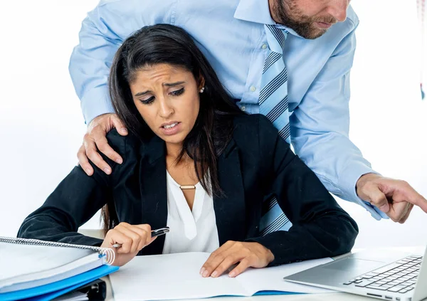 Niewygodne Przestraszona Kobieta Jest Nękanie Przez Jej Szefa Biurze Molestowaniu — Zdjęcie stockowe