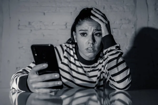 Adolescente Asustada Mujer Joven Que Usa Teléfono Celular Inteligente Como — Foto de Stock