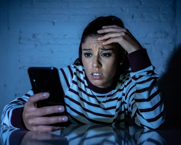 Adolescente Asustada Mujer Joven Que Usa Teléfono Celular Inteligente Como — Foto de Stock