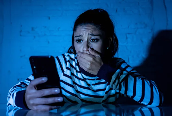 おびえたティーンエイ ジャーや若い女性をストーカー メッセージ インターネットいじめ虐待被害者 スマート携帯電話携帯電話を使用して — ストック写真