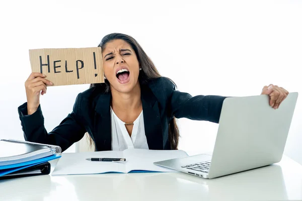 年轻的有吸引力的女实业家工作在计算机笔记本电脑遭受压力在办公室疯狂持有帮助标志 — 图库照片