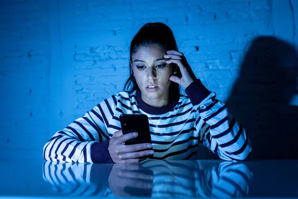 Paura Adolescente Giovane Donna Che Utilizza Telefono Cellulare Intelligente Come — Foto Stock