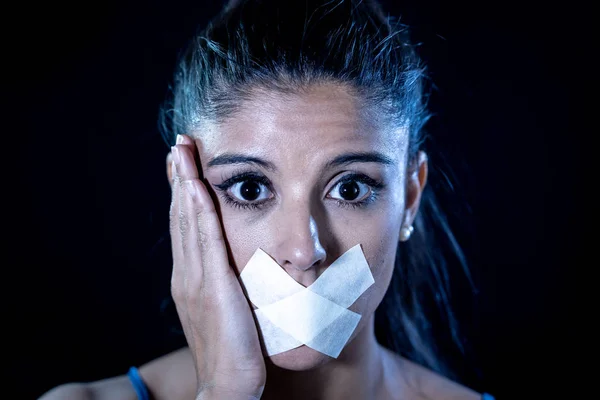 Aantrekkelijke Bang Vrouw Met Getapete Mond Maakt Stilte Misbruik Censuur — Stockfoto