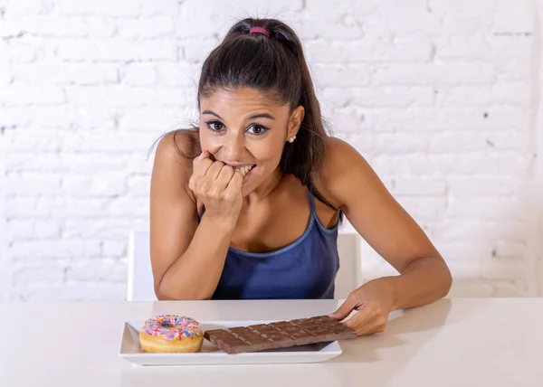 Mujer Latina Atractiva Joven Sentada Mesa Punto Comer Chocolate Donas — Foto de Stock
