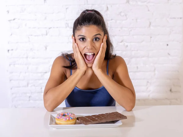 Mujer Latina Atractiva Joven Sentada Mesa Punto Comer Chocolate Donas — Foto de Stock