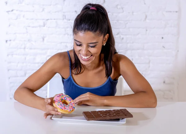 Aantrekkelijke Latijns Jongedame Zittend Aan Tafel Bezig Met Het Eten — Stockfoto