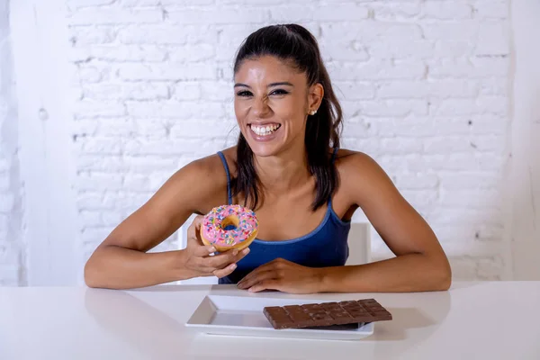 Junge Attraktive Lateinamerikanische Frau Sitzt Tisch Schokolade Und Donuts Essen — Stockfoto