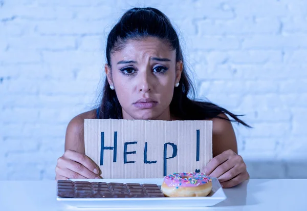 Young Bezorgd Latijns Vrouw Gevoel Van Verleiding Schuldig Willen Eten — Stockfoto