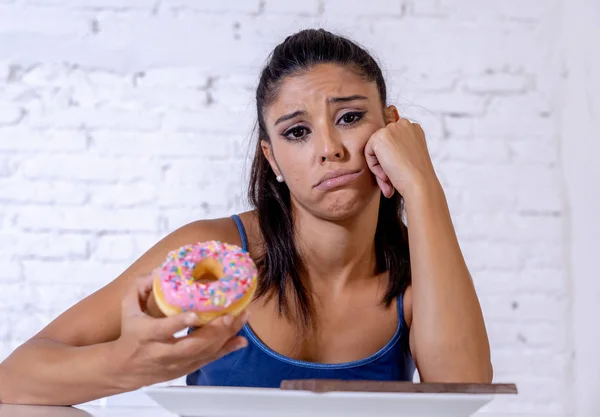 Hongerige Mooie Jonge Vrouw Ongelukkig Verlangen Zoete Chocolade Donuts Kan — Stockfoto