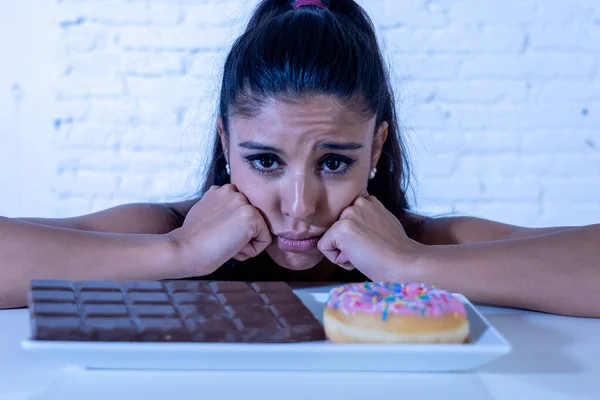 Hongerige Mooie Jonge Vrouw Ongelukkig Verlangen Zoete Chocolade Donuts Kan — Stockfoto