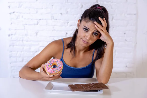 Hongerige Mooie Jonge Vrouw Ongelukkig Verlangen Zoete Chocolade Donuts Kan — Stockfoto