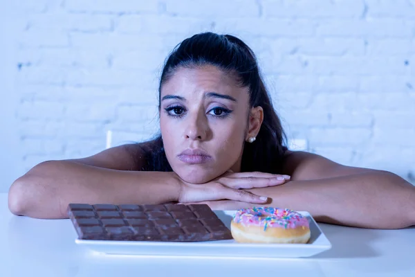 Hongerige Mooie Jonge Vrouw Ongelukkig Verlangen Zoete Chocolade Donuts Kan — Stockfoto