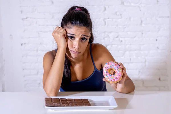 Hongerige Mooie Jonge Vrouw Ongelukkig Verlangen Zoete Chocolade Donuts Kan — Stockfoto