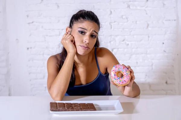 Hongerige Mooie Jonge Vrouw Ongelukkig Verlangen Zoete Chocolade Donuts Kan — Stockfoto