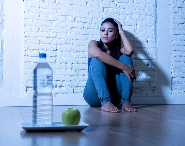 Wanhopig Dieet Zijn Jonge Vrouw Zittend Grond Zoek Droevig Bij — Stockfoto