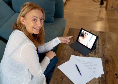 Video Söyleşi ve modern teknoloji kavramı çekici girişimci iş kadını video konferans toplantısına tablet evde elektronik toplantı telekonferans online danışmanlık.