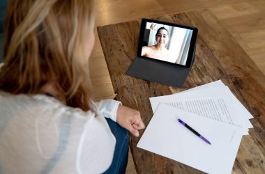Video Söyleşi ve modern teknoloji kavramı çekici girişimci iş kadını video konferans toplantısına tablet evde elektronik toplantı telekonferans online danışmanlık.