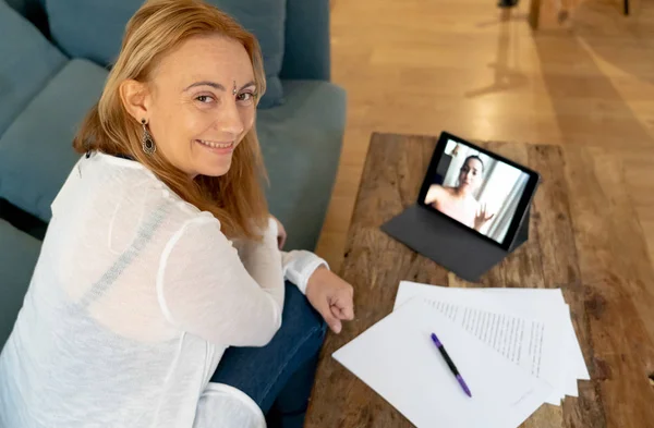 Attraktive Unternehmerin Besucht Videokonferenz Meeting Auf Tablet Hause Elektronischer Besprechung — Stockfoto