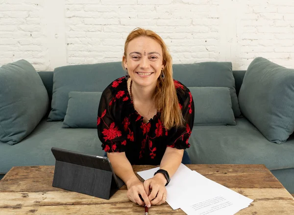Портрет Успешной Предпринимательницы Работающей Цифровом Столе Дома Начинающей Онлайн Творческий — стоковое фото