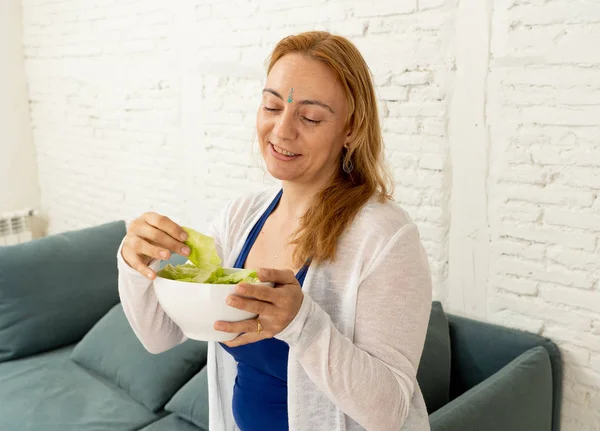 Mulher Alegre Mostrando Tigela Salada Vegetal Verde Sentindo Feliz Com — Fotografia de Stock